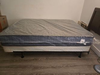 Colchon tamaño Queen muy poco uso. Casi nuevo