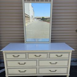 7 Drawer Dresser With Mirror/ Tocador De 7 Cajones Con Espejo