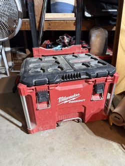 Milwaukee Pack out