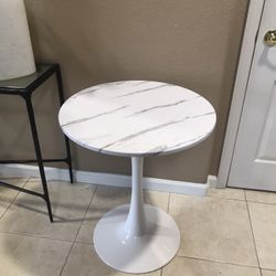Modern Round Table – Marble Look