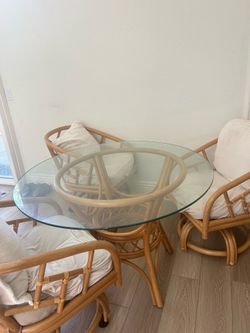Gorgeous dining table and chairs (3)