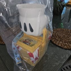 DISNEYLAND TOON TOWN PICNIC BASKET WITH MICKEY GLOVE HANDLE ~ NEW Popcorn bucket