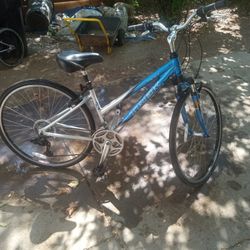 Like New Woman's Trek 7100 Mountain Bike