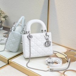 A fashionable and classic versatile bag