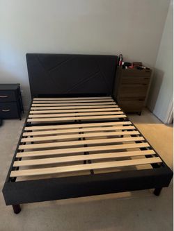 Queen Upholstered Bed Frame – Excellent Condition – Queen Size