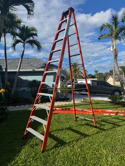FOR SALE – WERNER 12 FT PROFESSIONAL FIBERGLASS LADDER – 300 LB CAPACITY