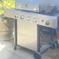 Asador listo para las hamburger