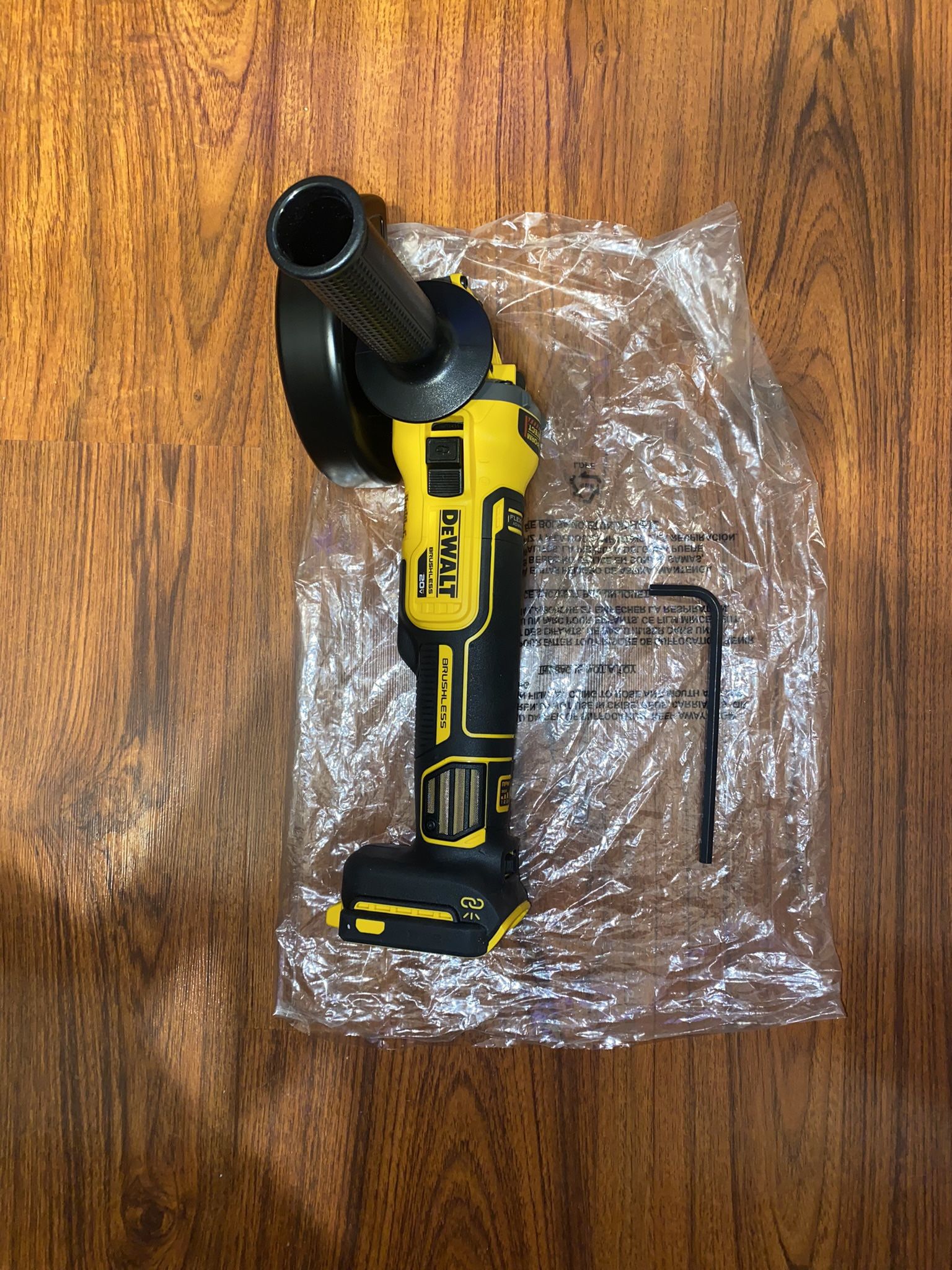 (1)New 6 Speed Dewalt Brushless Flexvolt Advantage 5” Angle Grinder RPM 3,000-9,000 (DCG409VS)