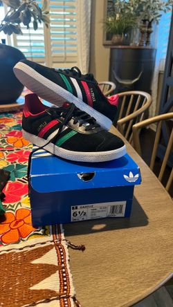 México Adidas men’s size 6.5 or woman’s size 8