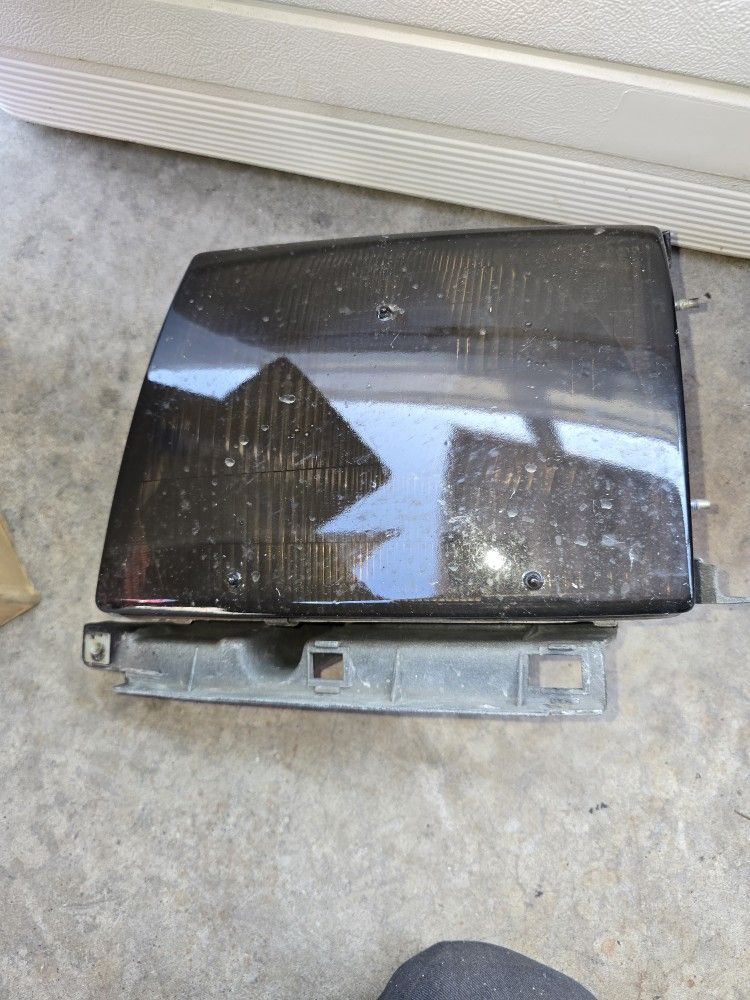 4 Focos Y Dos Calaveras Nuevas Dos Faros Estan Pintados De Negro Y Otros Dos Son Claros Ceminuevos Todo Por $120 Parauna Tacoma 98