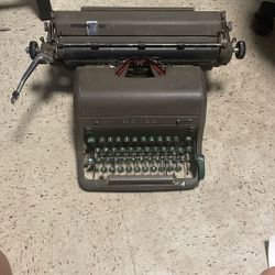 Royal Typewriter 