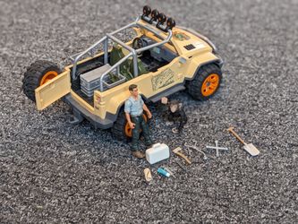 Schleich 4x4 vehicle with driver and chimpanzee (42410)