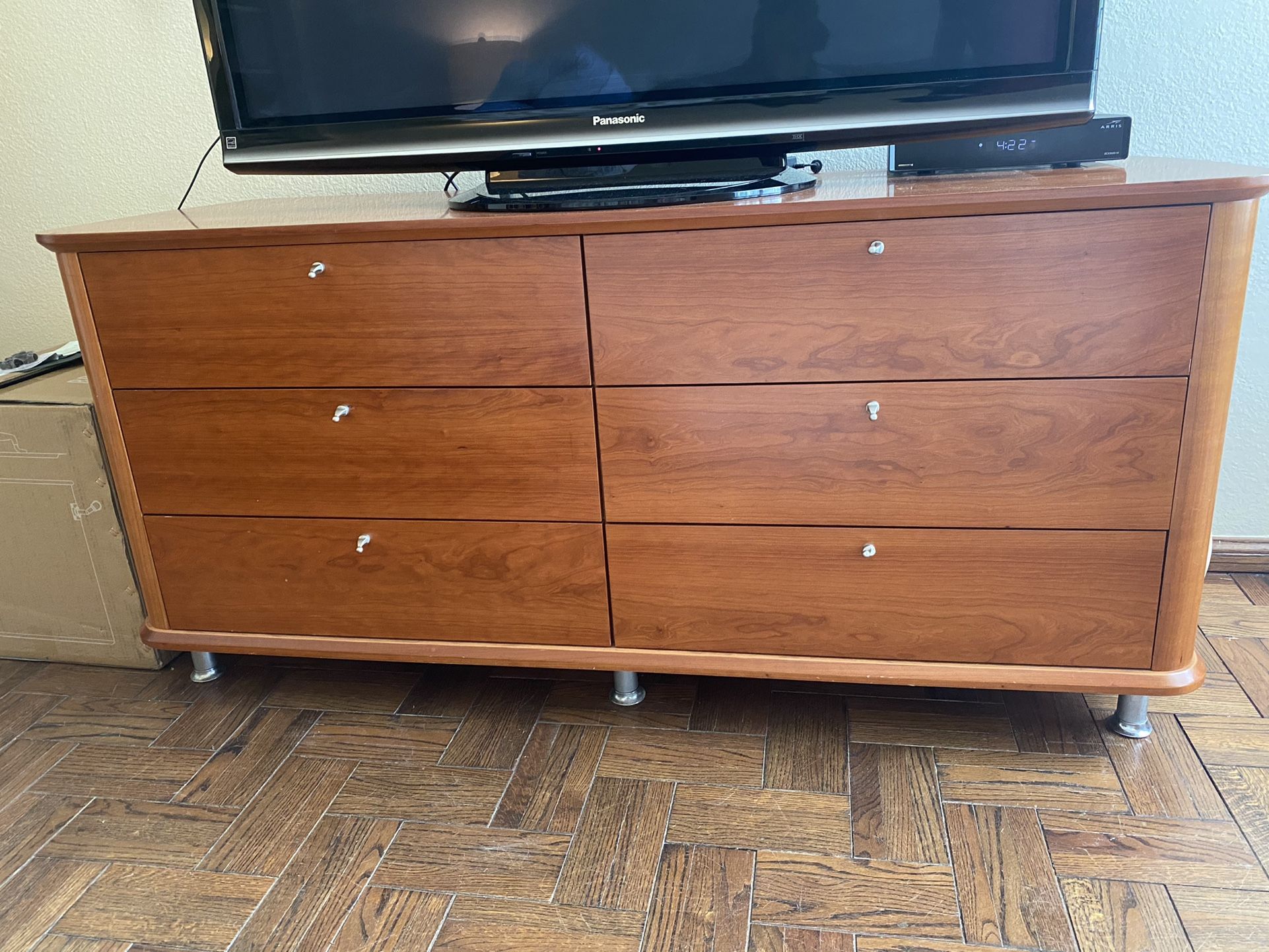 Queen Sized Wooden Bed Frame With 2 Night Stands And 6 Drawer Dresser