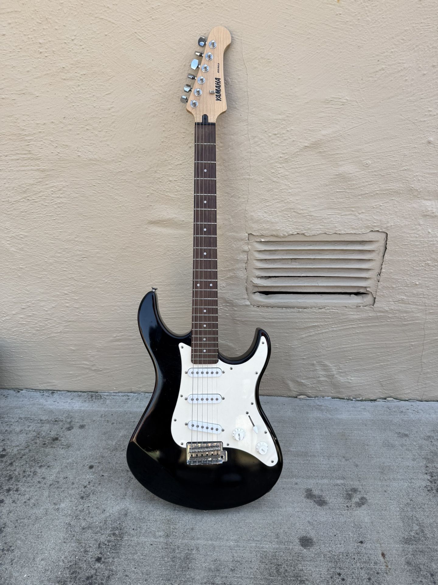 Yamaha EG303 Electric Guitar