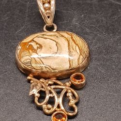 This Is  A  Beautiful  Pendant  That  Look The Landscape. 