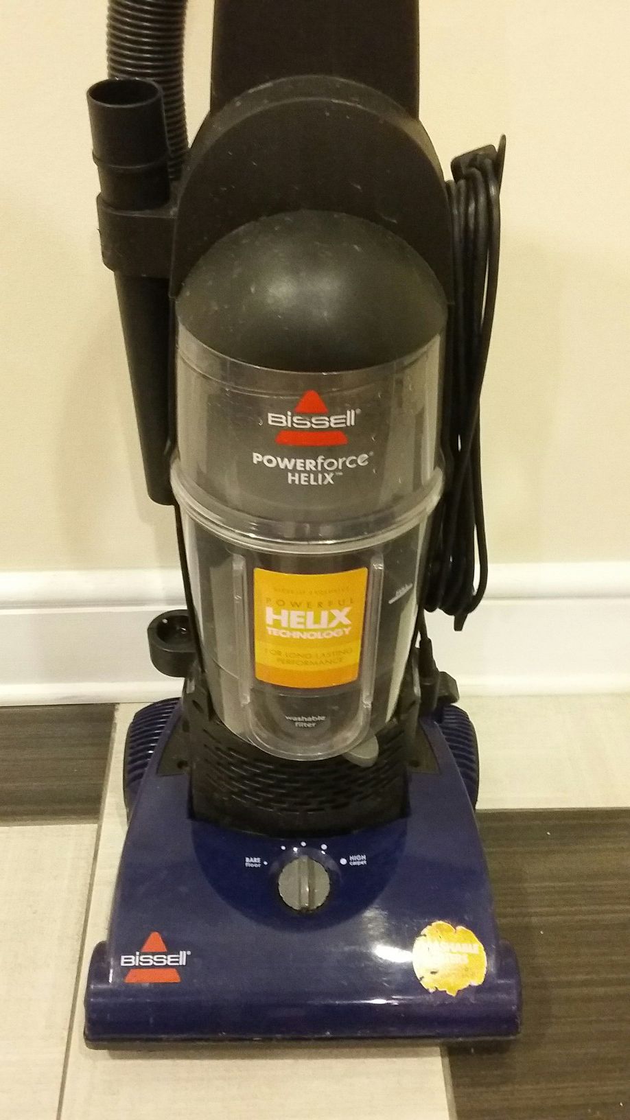 NICE BISSELL POWERFORCE HELIX TECHNOLOGY FOR LONG LASTING PERFORMANCE BAGLESS VACUUM CLEANER WITH WASHABLE FILTER, EXCELLENT CONDITION