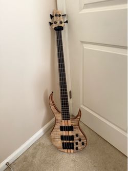 Harley Benton 4 string bass