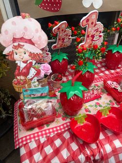 Strawberry shortcake party decorations