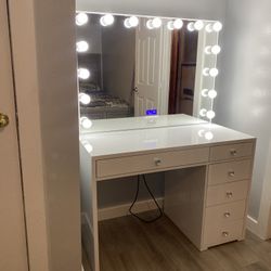 Vanity Makeup With Bluetooth Mirror 