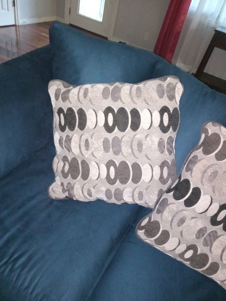 I Am Selling  My Sofa Pillows 3 Of Them