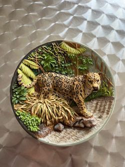 Wall plate with a beautiful jaguar in relief, it looks like a real image