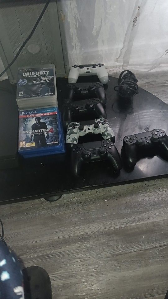 Ps4 And 2 Ps4 Controller And A Ps3 Games And A Ps5 Controller
