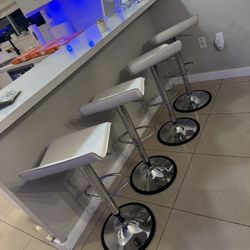 4 Adjusting Bar Stools Chrome And White