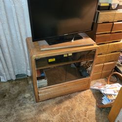 Very Nice TV Stand 30Wide x 17Deep x 27High  Please read entire description