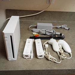 Nintendo Wii Console, W/2 Controllers, 2 Nunchucks, Cables, Tested, Working
