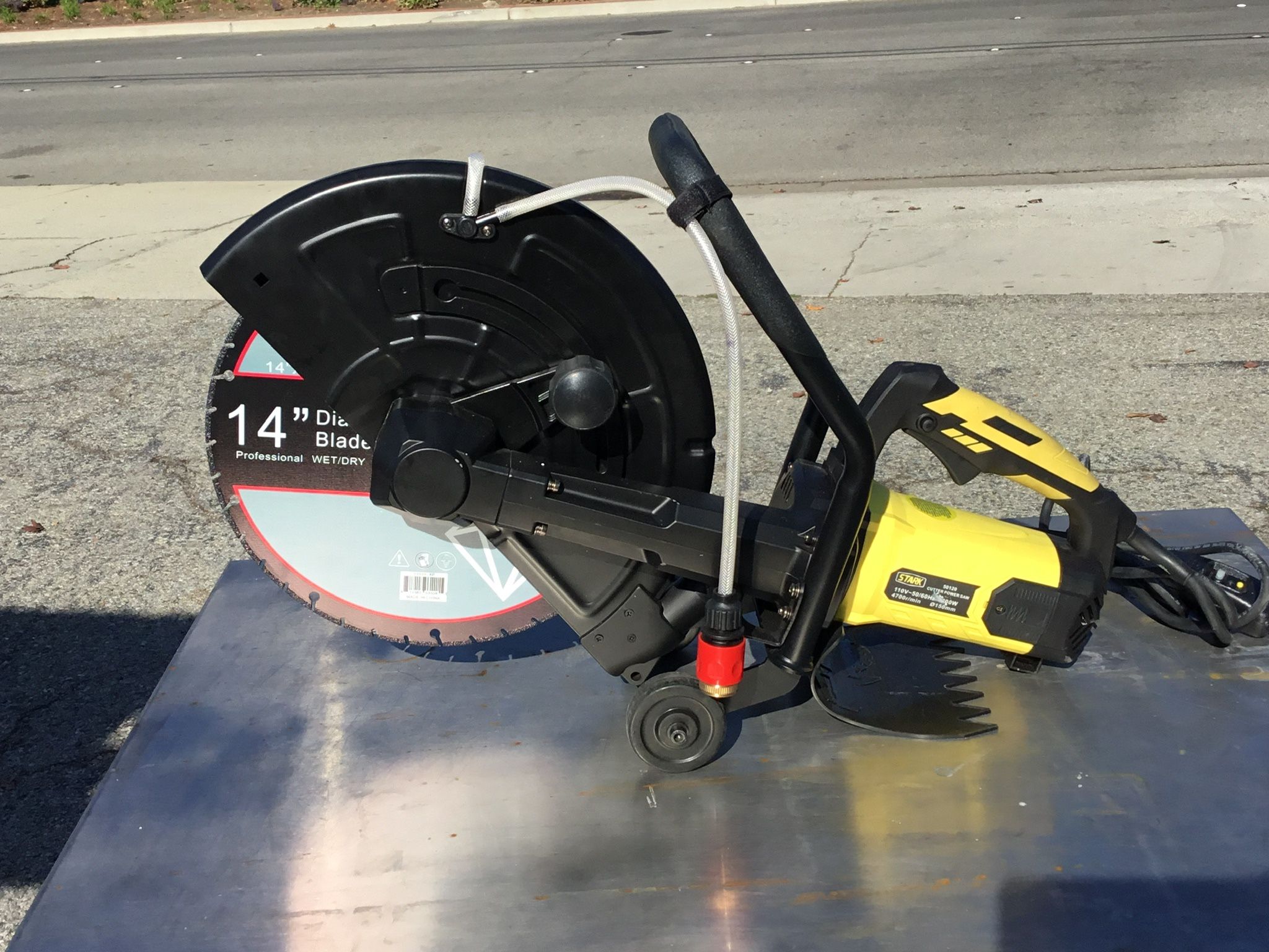 Electric concrete cutting saw