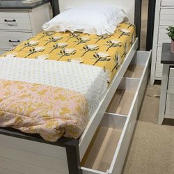 💥Wtegray Bedroom Set

💥👈Financing Available Only $10 Down Payment🥳