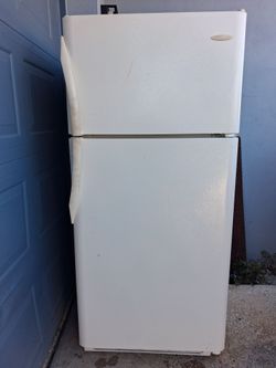 Frigidaire Top Freezer Refrigerator- 18cuft