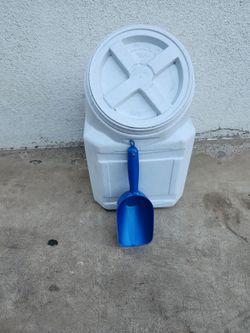 Pet food container.