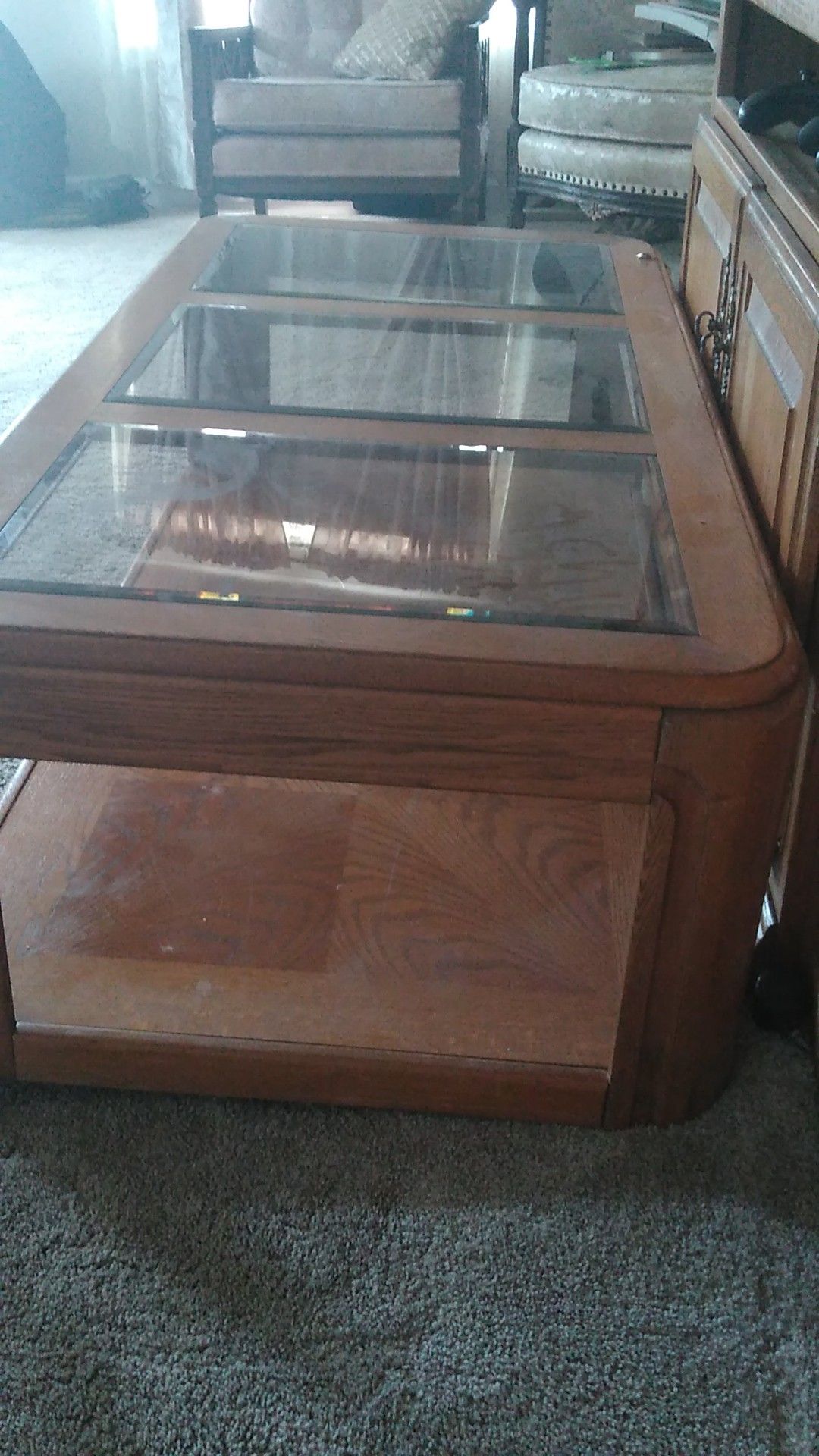 Beautiful coffee table w glass top