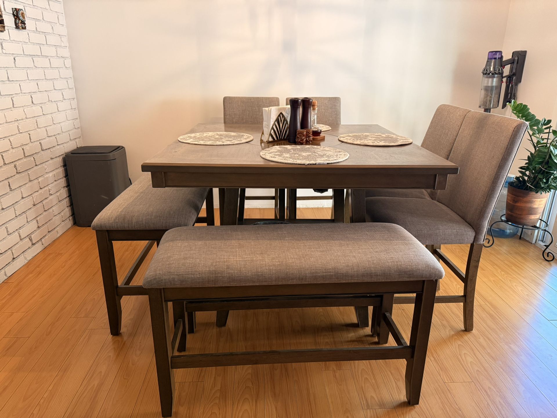 Dining Set / Table & 6 Seats