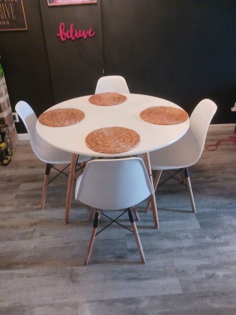 Round Table With 4 Chairs