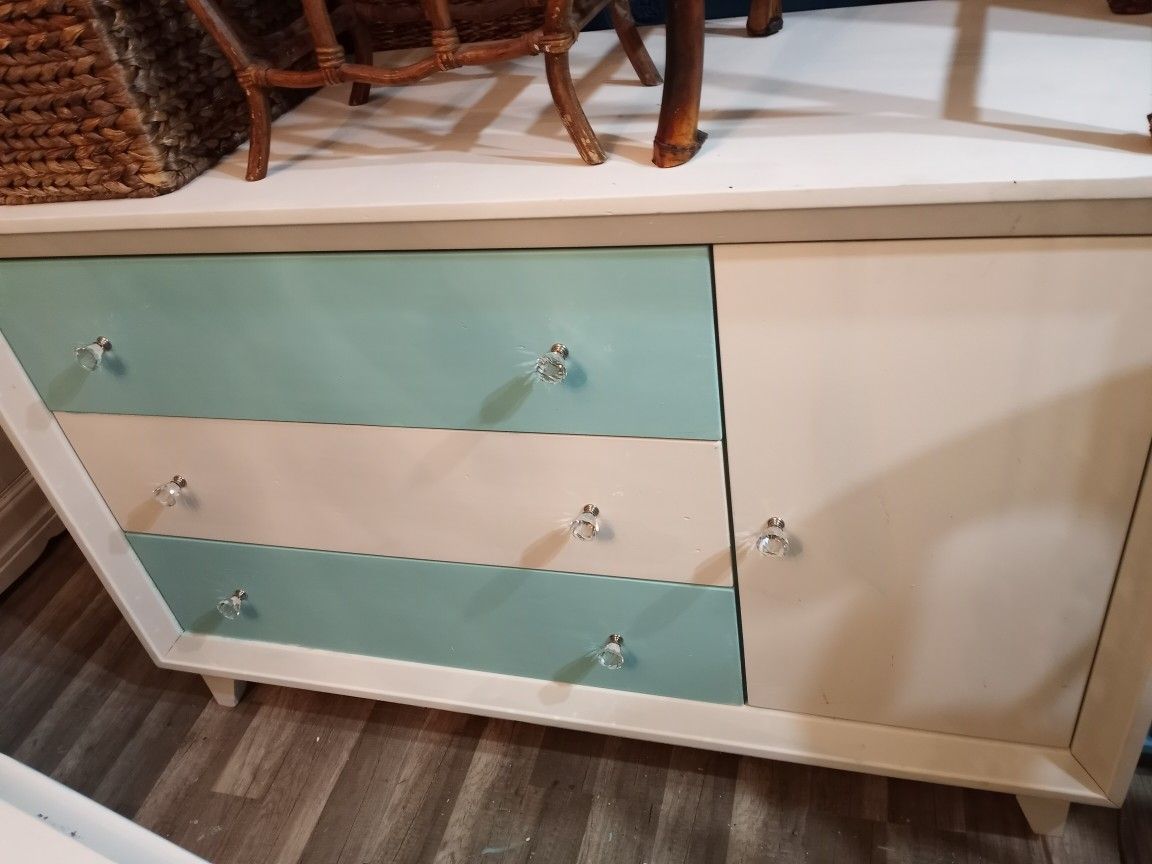 CUTE BUFFET OR TV STAND AT PICKY PINCHERS BEACH 503 76TH AVE ST PETE BEACH OPEN TOMORROW NOON TO 4PM
