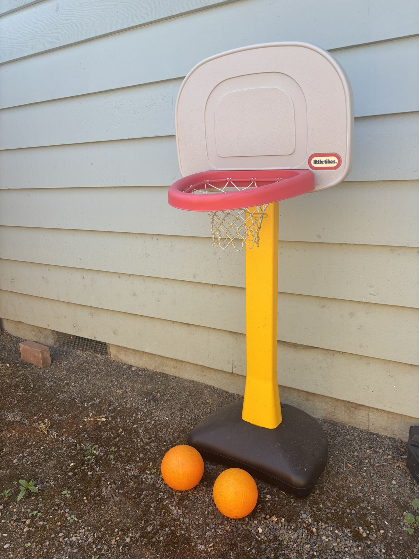 Basketball Hoop + 2 Balls