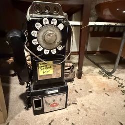 Vintage Rotary Payphone – Classic Black Coin-Operated Phone