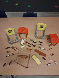 Schleich horse stable and horses
