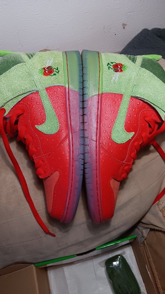 Nike Dunk High Sb Strawberry Cough