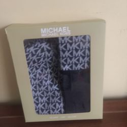 Michael KORS Scarves, Hat, & Gloves