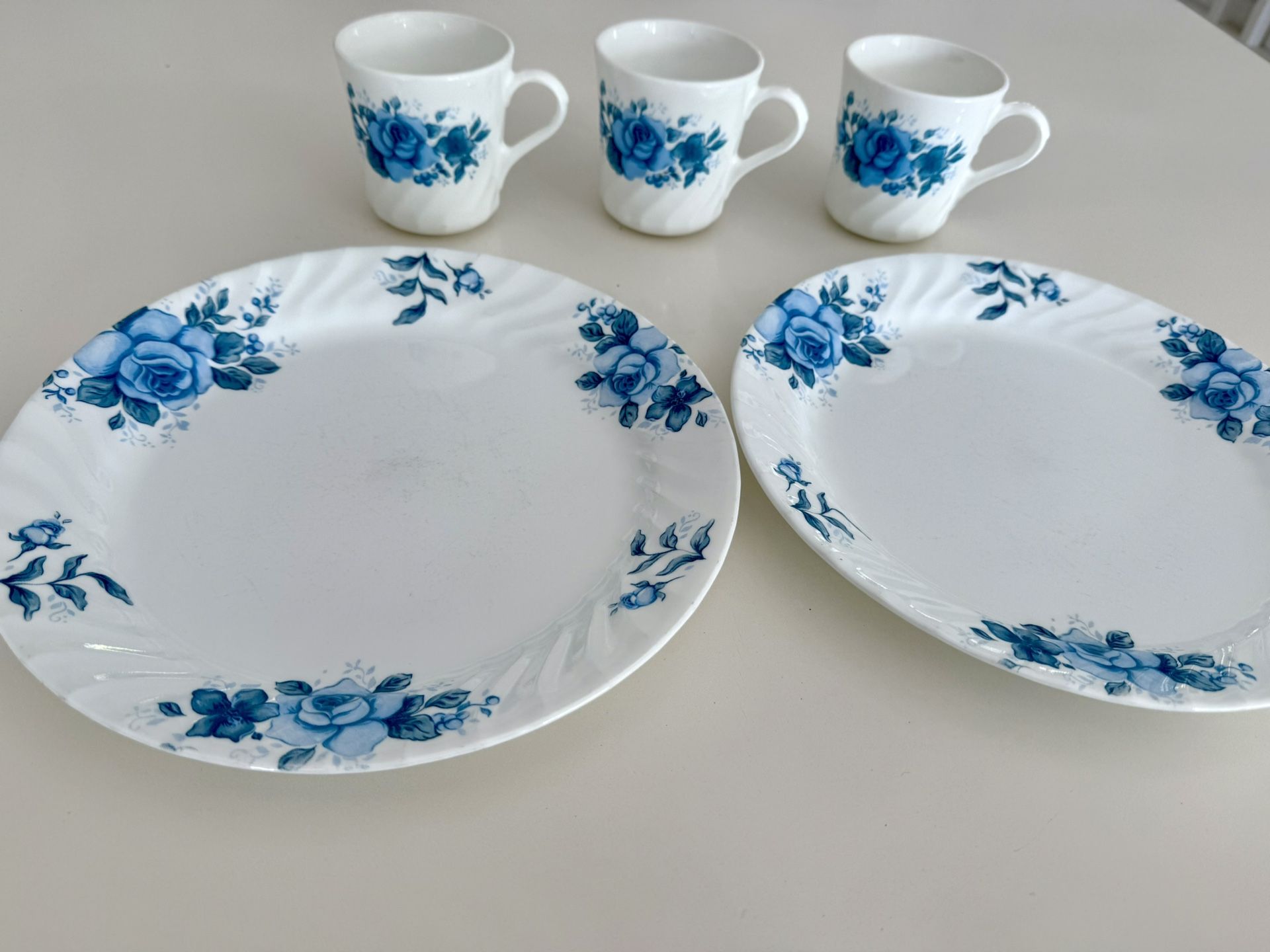 Vintage Corelle Blue Velvet mugs And Plates (Set of 3 mugs and 2 plates ) - 1994 Floral Coffee Tea Mugs