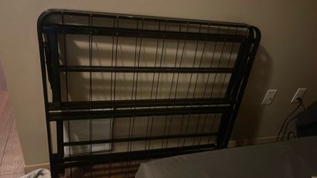 Folding twin size bed In Excellent Condition