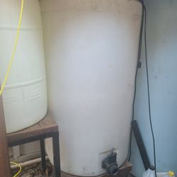 150 Gallon Poly Tank W/stand