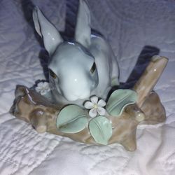 LLADRO "Rabbit Eating"