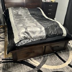 Queen Size Bed Cherry Wood With Dresser And Mirror 