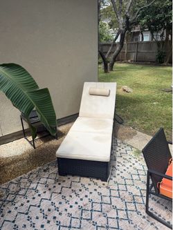 2 Lounge Patio Chairs w Cushions