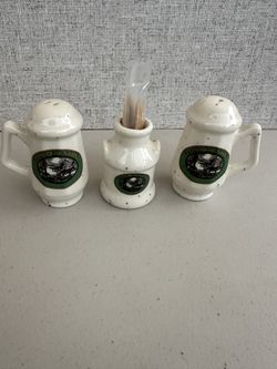 collectible Amish Country salt and pepper shakers