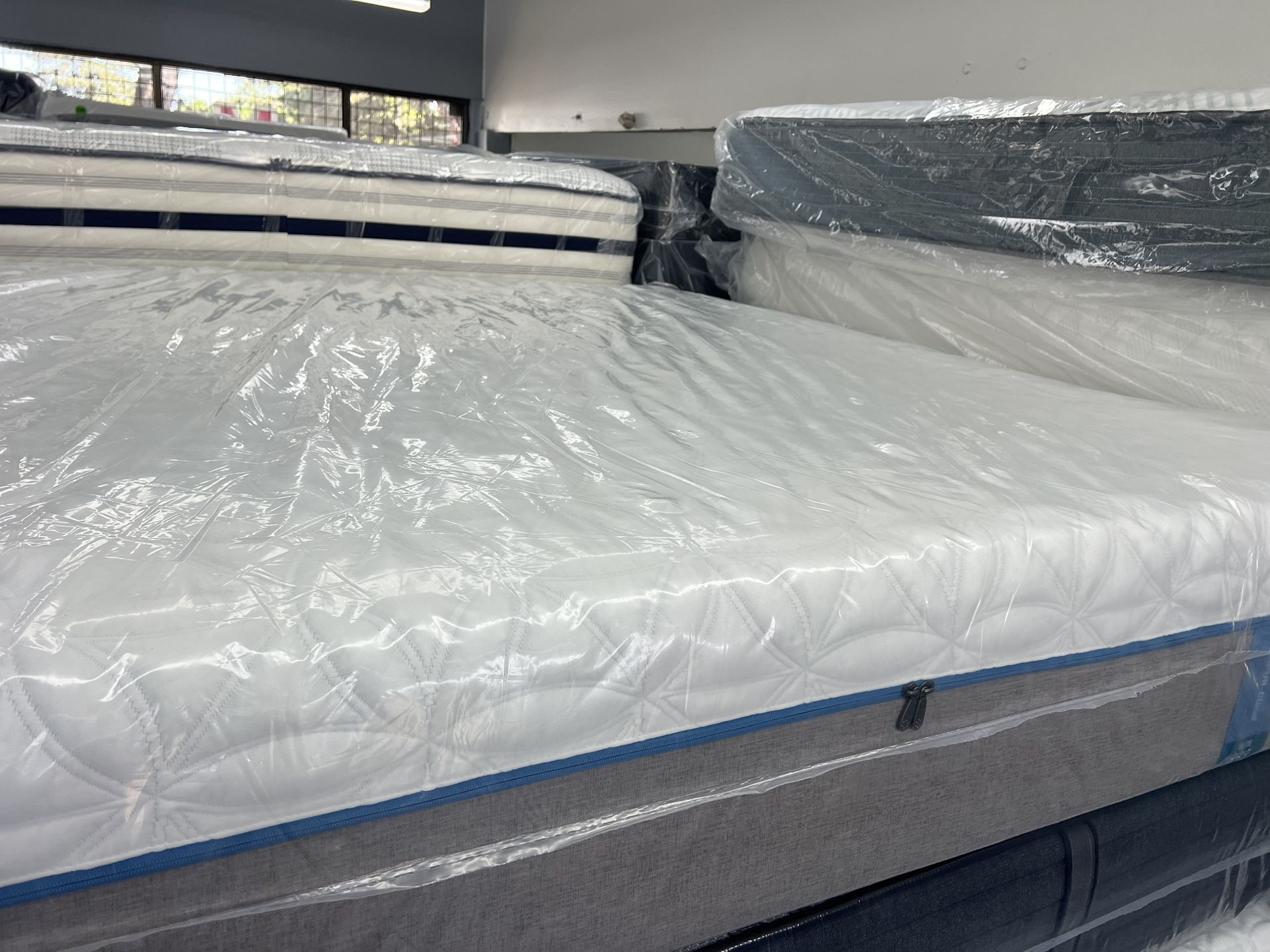 KING SIZE TEMPURPEDIC CLOUD ELITE MATTRESS & BOX SPRINGS BED SET